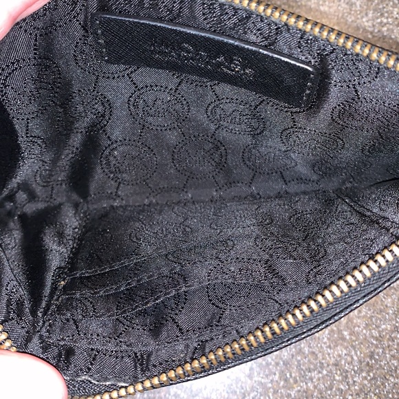 Like new Michael Kors wristlet - Picture 2 of 5